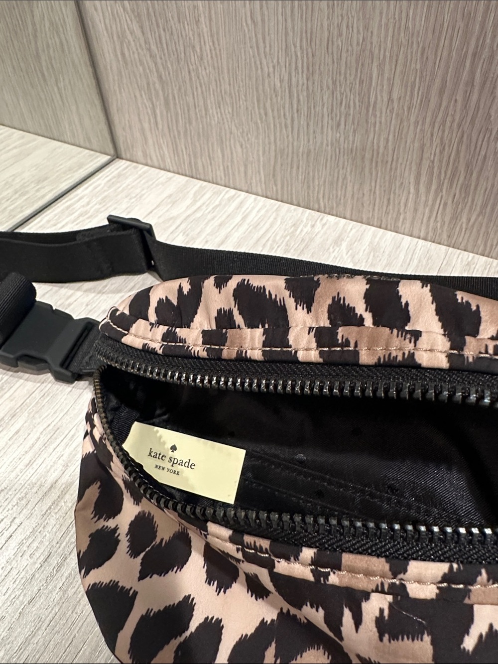 Kate spade nwot animal print
Crossbody Belt Bag - Black and Tan - Picture 3 of 5